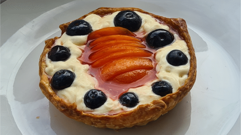 Tartelette a la myrtille et abricot crème chantilly belisataweer